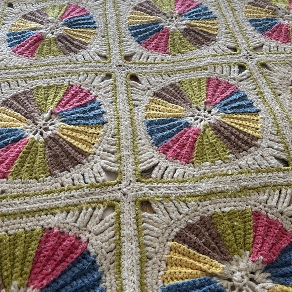 Handmade Crochet Blanket Dresden plate - Picture 3 of 3